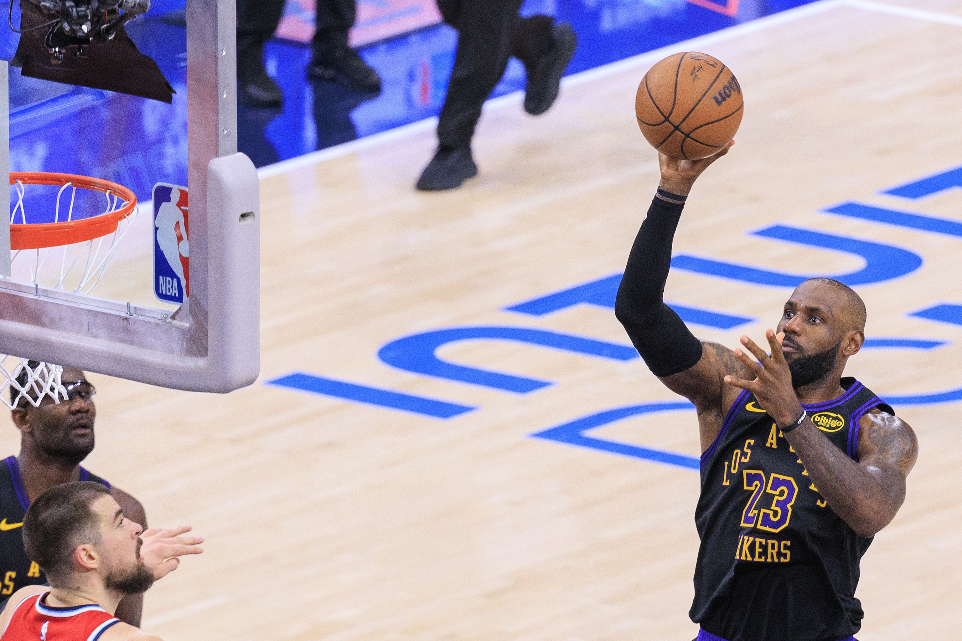 湖人VS快船裁判报告：祖巴茨“High five”詹姆斯 不应被吹犯规